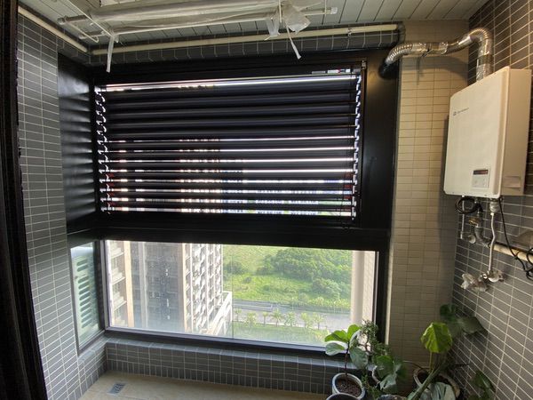 百葉窗安裝在玻璃欄杆
