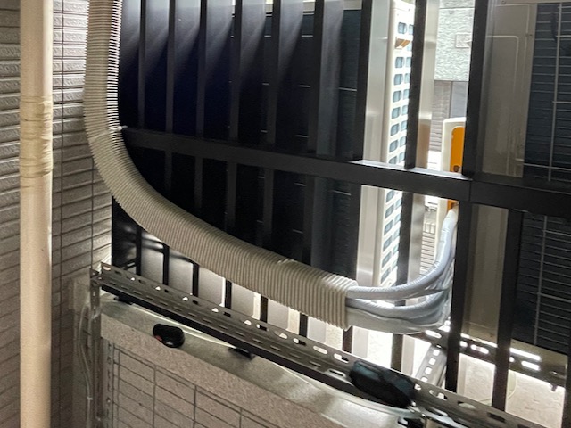 百葉窗安裝在複雜管線陽台