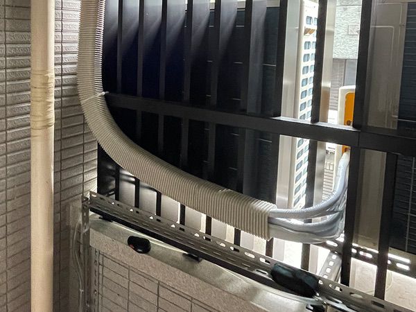 百葉窗安裝在複雜管線陽台